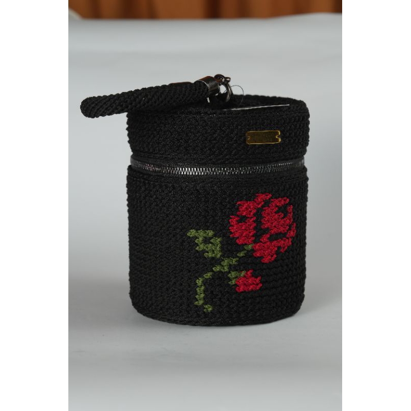 Bella Rajut Tenong Tempat Beras Untuk Melayat