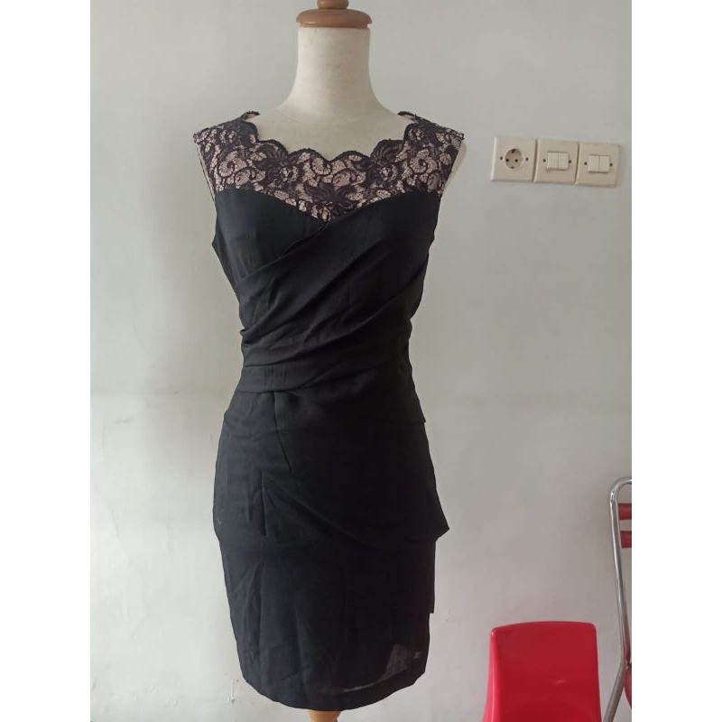 dress hitam renda-renda