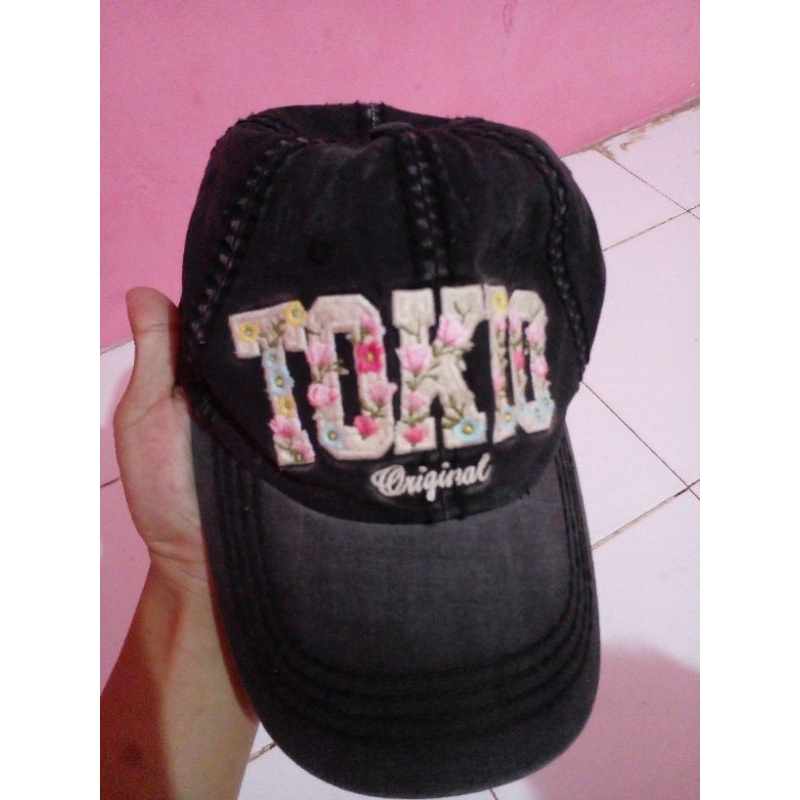 topi tokyo (robin ruth)