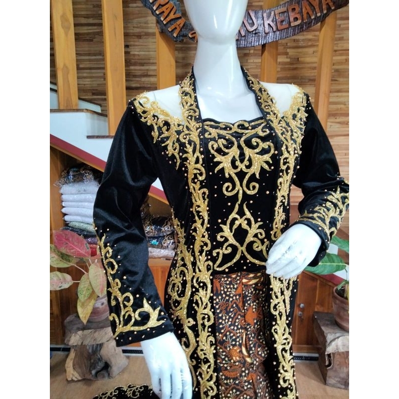 kebaya pengantin bludru cantik model kutu baru.