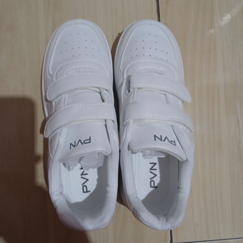 PVN Park Sepatu Sneakers - 39 (kondisi baru) preloved