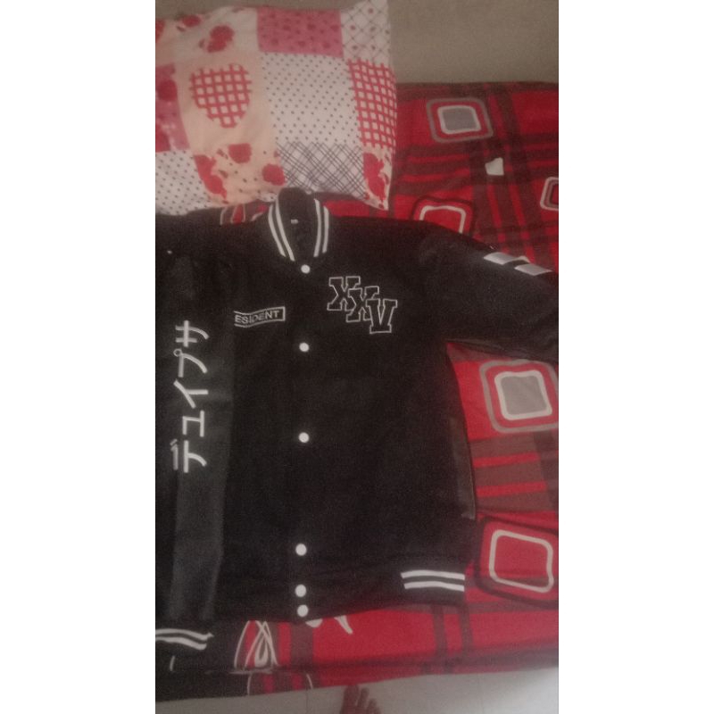 jaket varsity lulusan sma bli 200k
