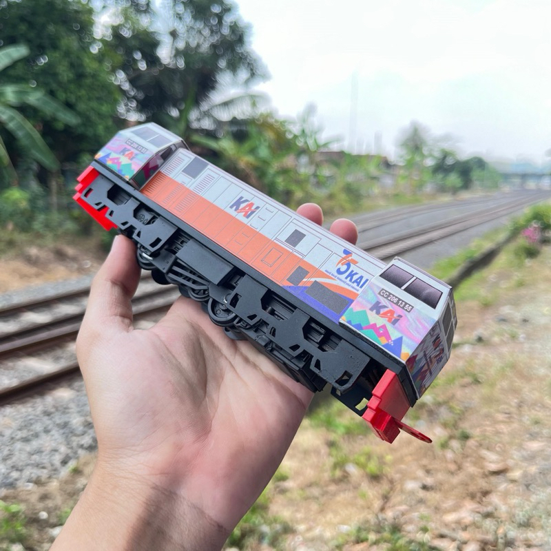 Miniatur Kereta Api Lokomotif cc206 HUT KAI 77 FULL AKRILIK Mesin bisa jalan ,paling murah,Mainan ke
