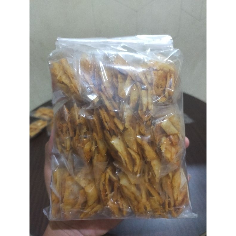 

pangsit goreng isi 25pcs / keripik cemilan pangsit goreng pedas ~ basreng pedas