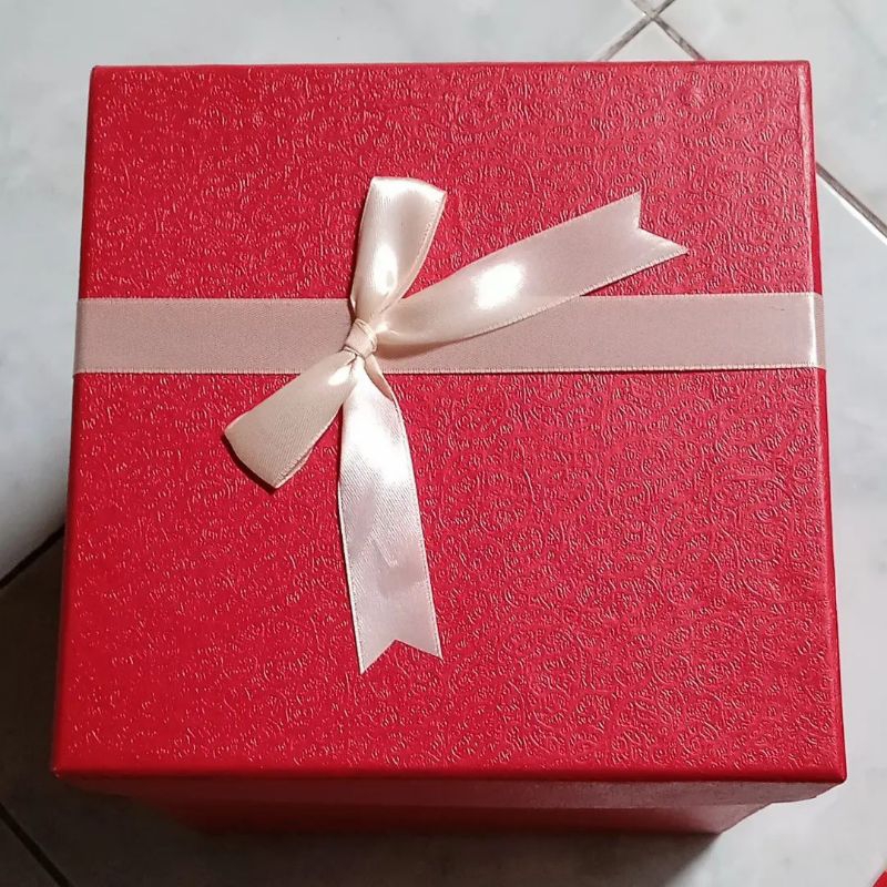

Box Hadiah Kotak Hantaran Kado Bungkus Ulangtahun Anniversary Graduation wedding ukuran 19×19×19 cm