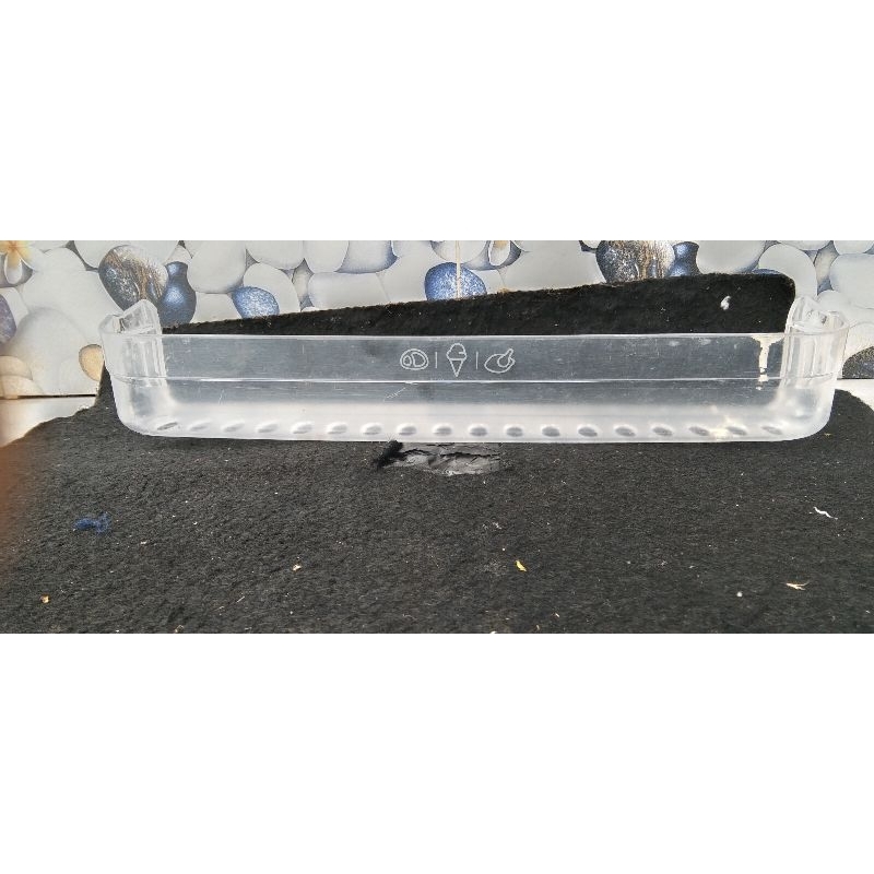 Rak kulkas Toshiba Glacio 2 pintu Rak botol bagian pintu atas freezer kulkas Toshiba Glacio 2 pintu