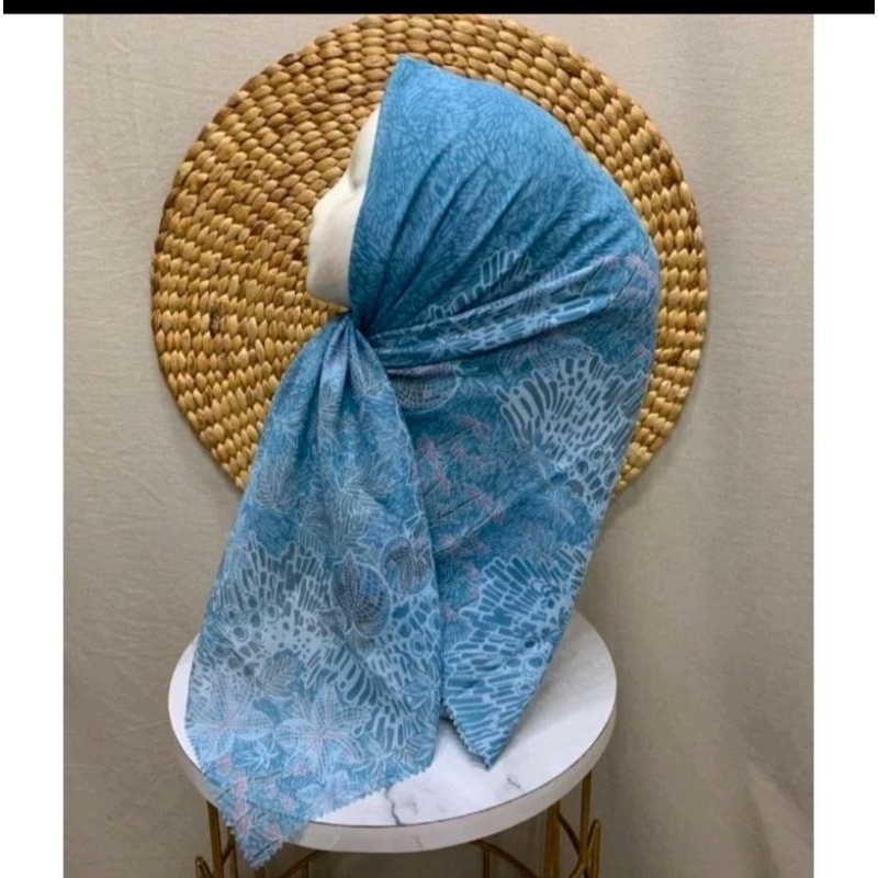 HIJAB SEGI EMPAT MOTIF BUNGA WARNA BIRU KERUDUNG VOAL PREMIUM