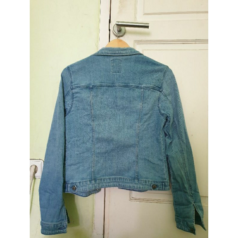 (PRELOVED BERSHKA) LIGHT BLUE DENIM JACKET