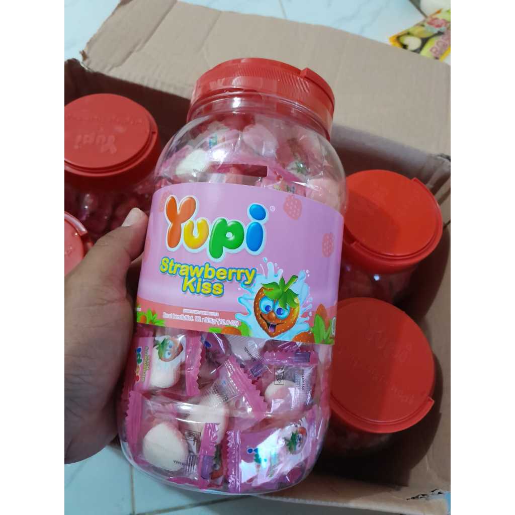 

Yupi Stawberyy Kiss Permen Semua Kalangan 300gr