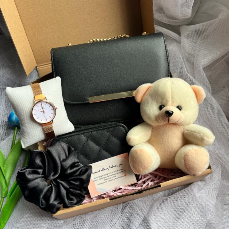 

HAMPERS CEWEK TAS CANTIK | KADO ULANG TAHUN WANITA | HADIAH WISUDA GIFT BOX GRADUATION GIFT KADO ISTRI WEDDING ANNIVERSARY HADIAH PERNIKAHAN HIJAB JAM TANGAN BONEKA | KADO VALENTINE HADIAH PACAR | KADO BUKET BUNGA MAWAR DOMPET CEWEK