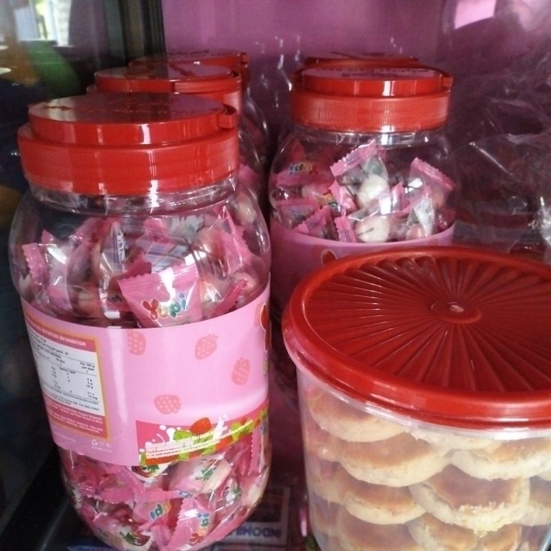 

Aneka Jajanan Kaleng Lebaran