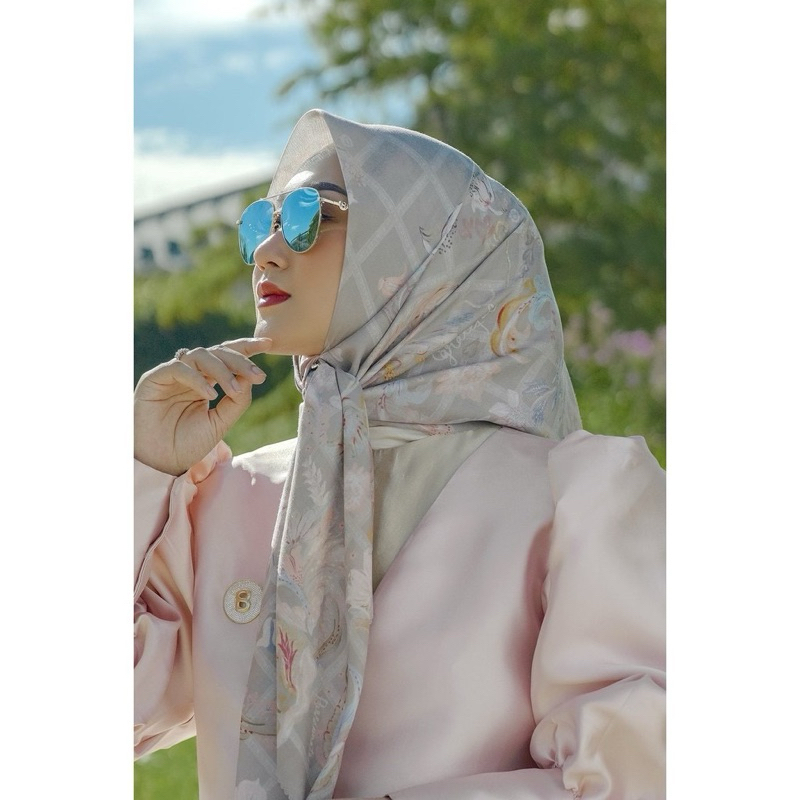 Buttonscarves Series Autograph Dijon