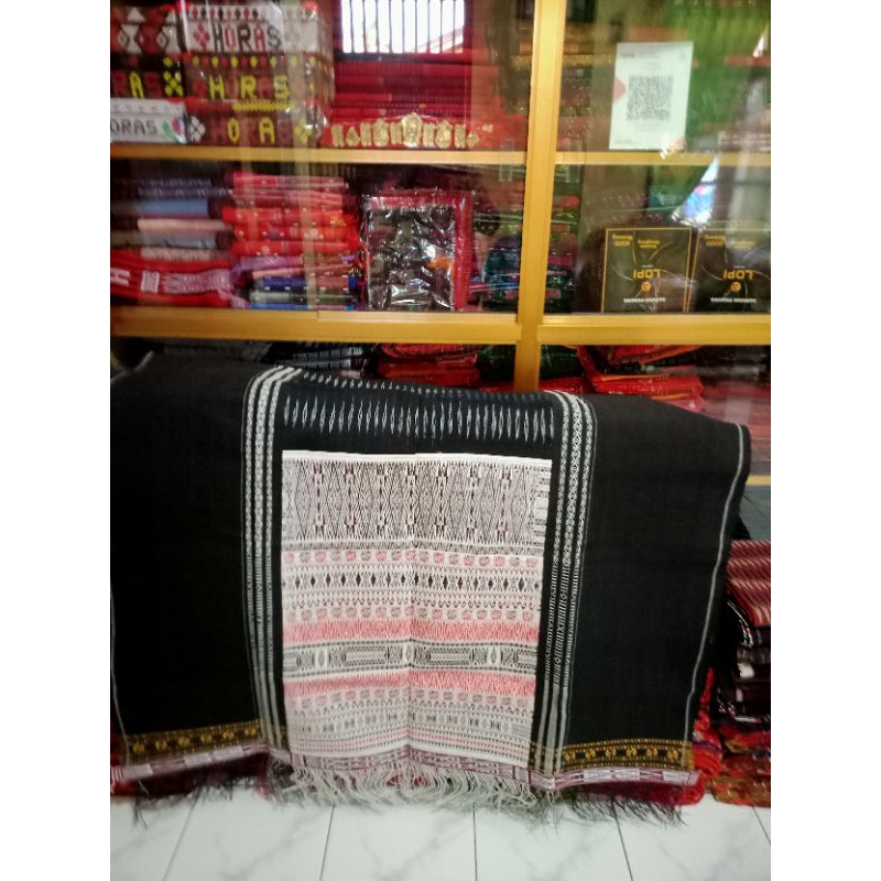 ulos pucca tenunan  tangan.