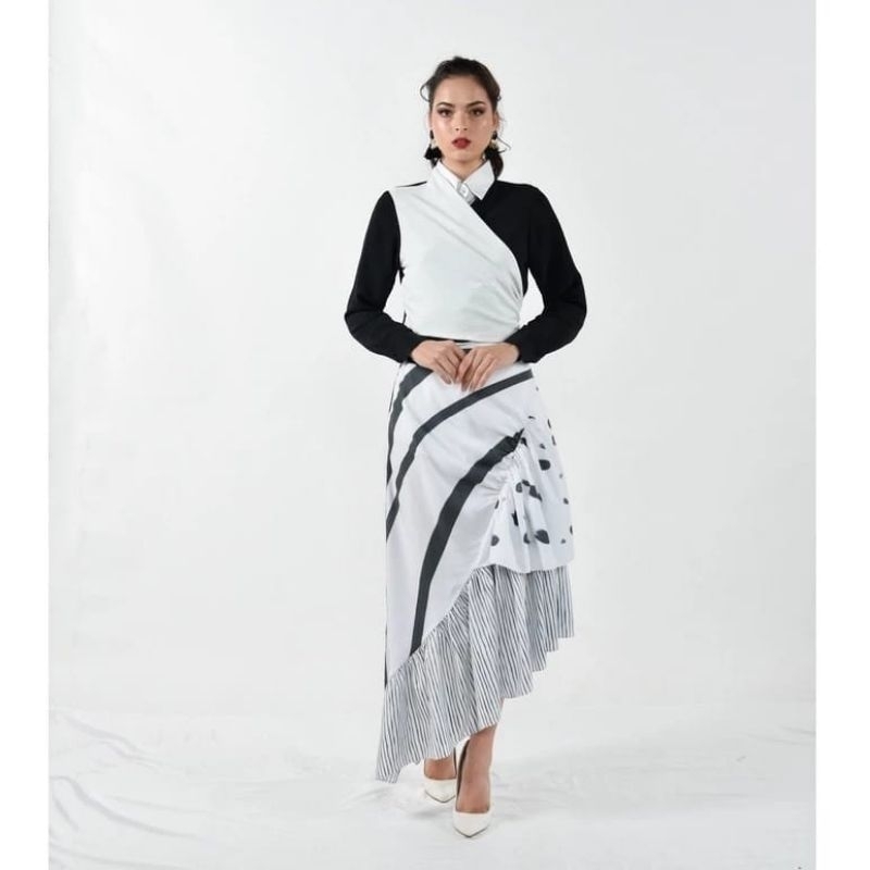 SideLine-Netta Asymmetric Skirt -Noir  L ( PL )