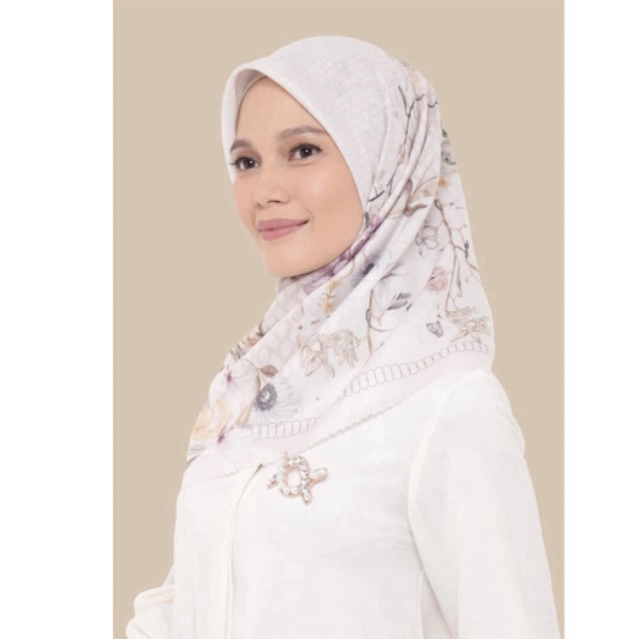 preloved savana scarf pearl white wearing klamby