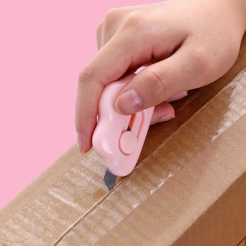 

Cutter Mini Silet Kecil Pisau Pembuka Paket Pemotong Kertas Lucu Bentuk Awan atau pinguin Portable Warna Warni
