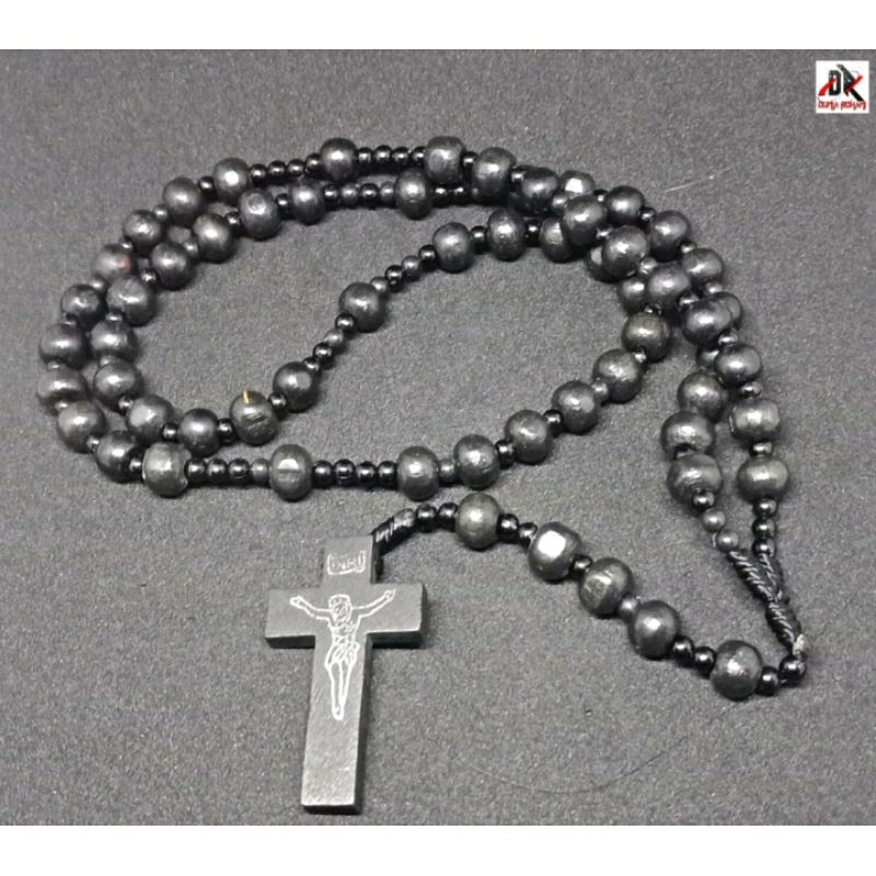 Kalung Rosario hitam dari mote kayu hitam