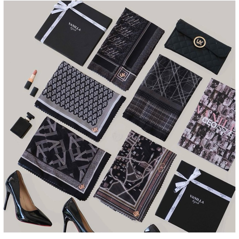 Segi Empat Vanilla Hijab+Pin Logo VH