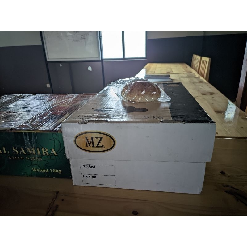 

box + kue lebaran rendem