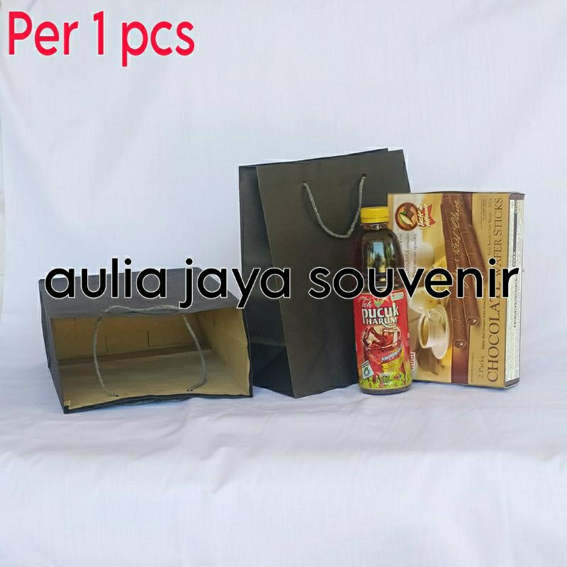 

Paperbag R-7 BK Hitam Polos Ukuran 20x10x25/ Harga Per 1pcs