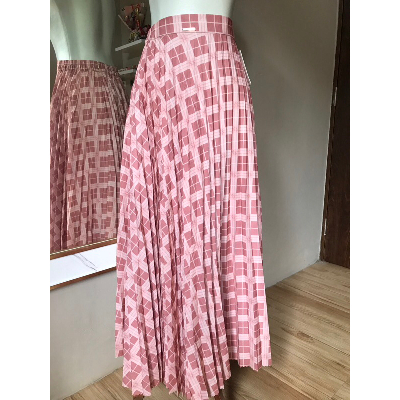 Skirt Wearing Klamby