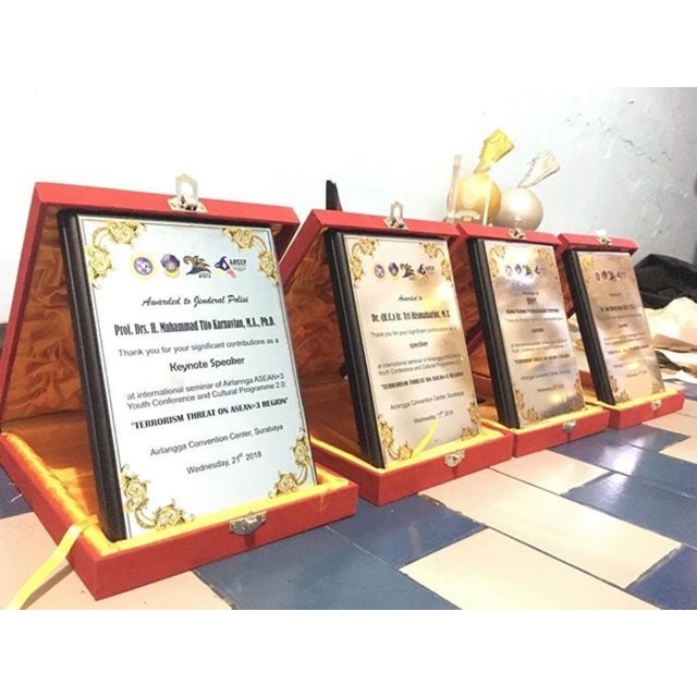 

PLAKAT KAYU + BOX SEHARI JADI