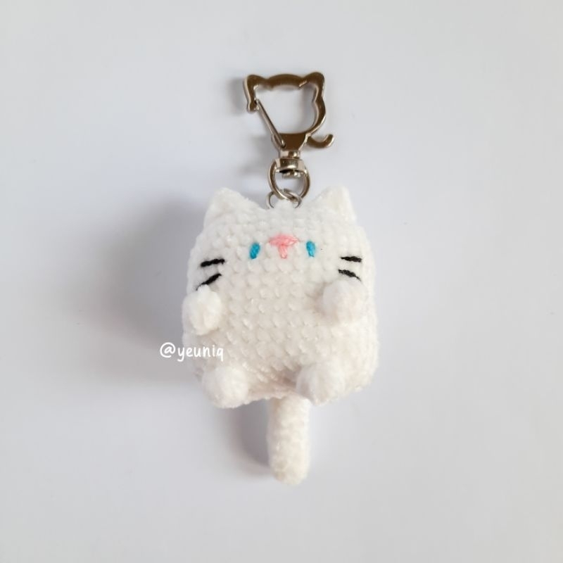 Mini Tofu Cat Velvet Amigurumi Bag Charm Keychain | Gantungan Kunci Boneka Rajut by YEUNIQ