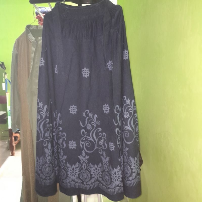 PRELOVE ROK PANJANG BAHAN JEAN LEVIS WARNA NAVY BERMOTIF - KLOK LEBAR KURLEB 2 METER - PINGGANG KARE
