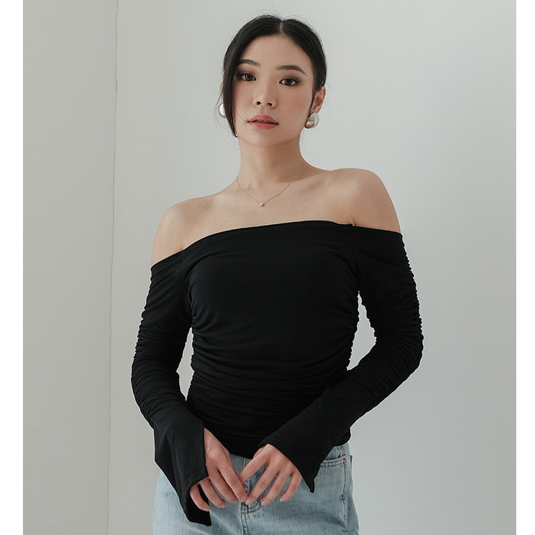 NZINGA Haeun | Blouse Off Shoulder Wanita Lengan Panjang - Baju Hitam Elegan Ruched Body Fit | Ukura