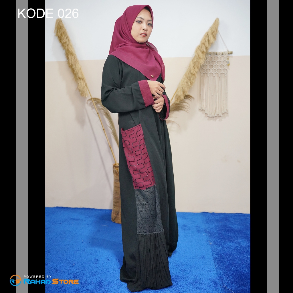 Abaya Hitam Polos Kombinasi Kain Crinkle Merah di Kantong, dan Tile