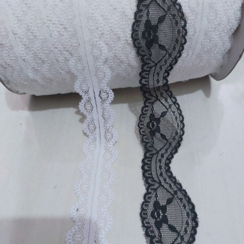 renda air lebar 3cm warna hitam.putih