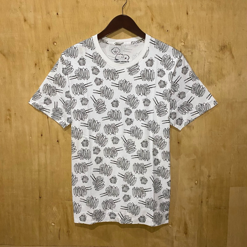 Kaos Uniqlo X Kaws X Peanuts