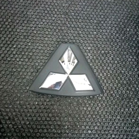 Emblem logo grill Depan Mitsubishi Pajero sport 2021-2022 original