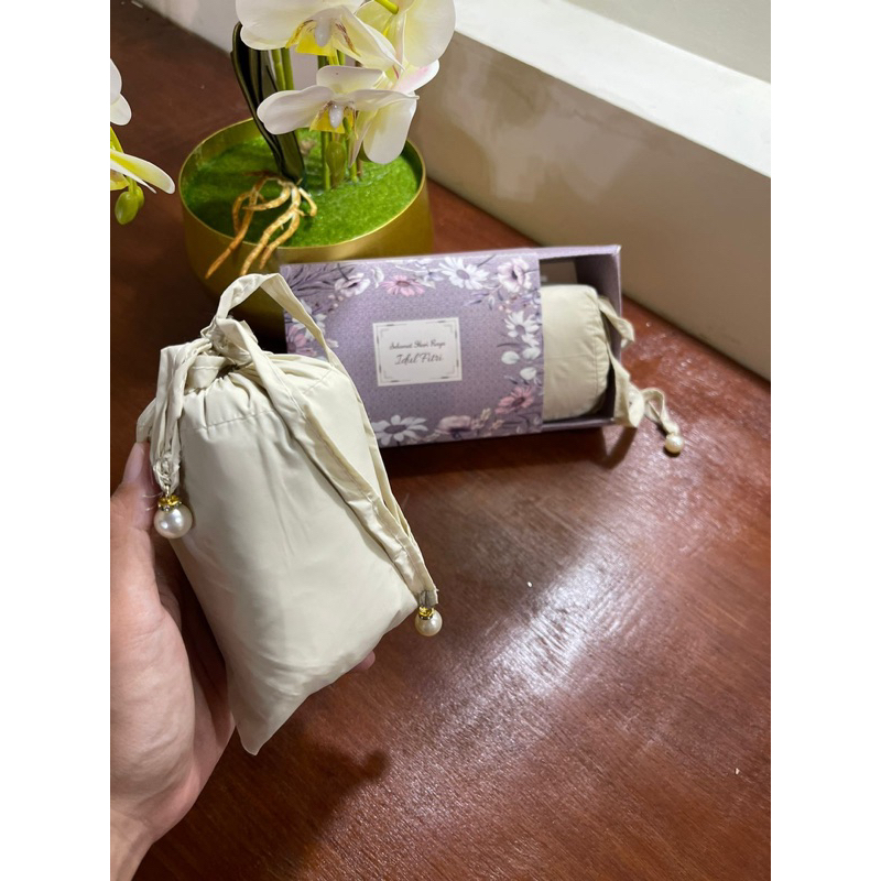 

Hampers Travel Mukena Parasut Premium