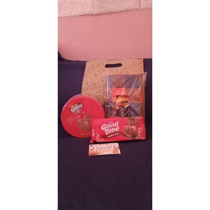 

hampers idul fitri sarung dan kue