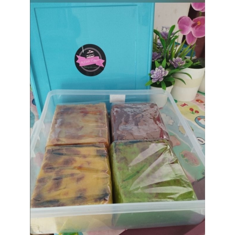 

Paket Box isi 4 Kue Maksuba Lapis Kojo Engkak Ketan 8 jam size 10x10/1/4 loyang