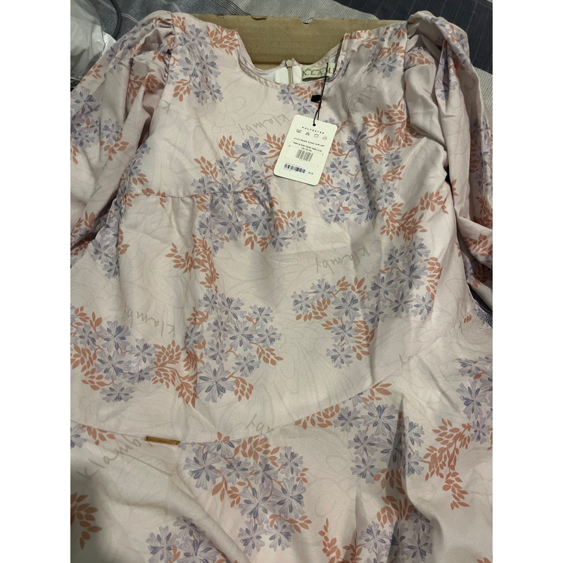 Wearing klamby Ruby blouse creme vanila XS