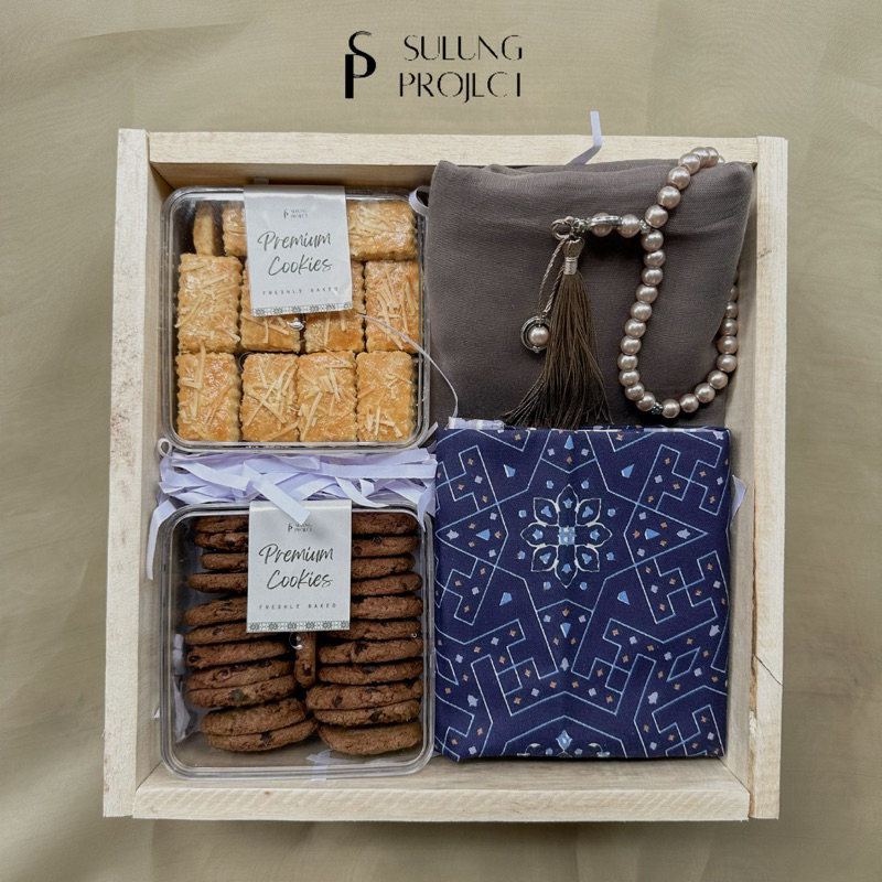 

Aruna Hampers by Alana Hampers Lebaran isi Jilbab Sajadah Kue Kering