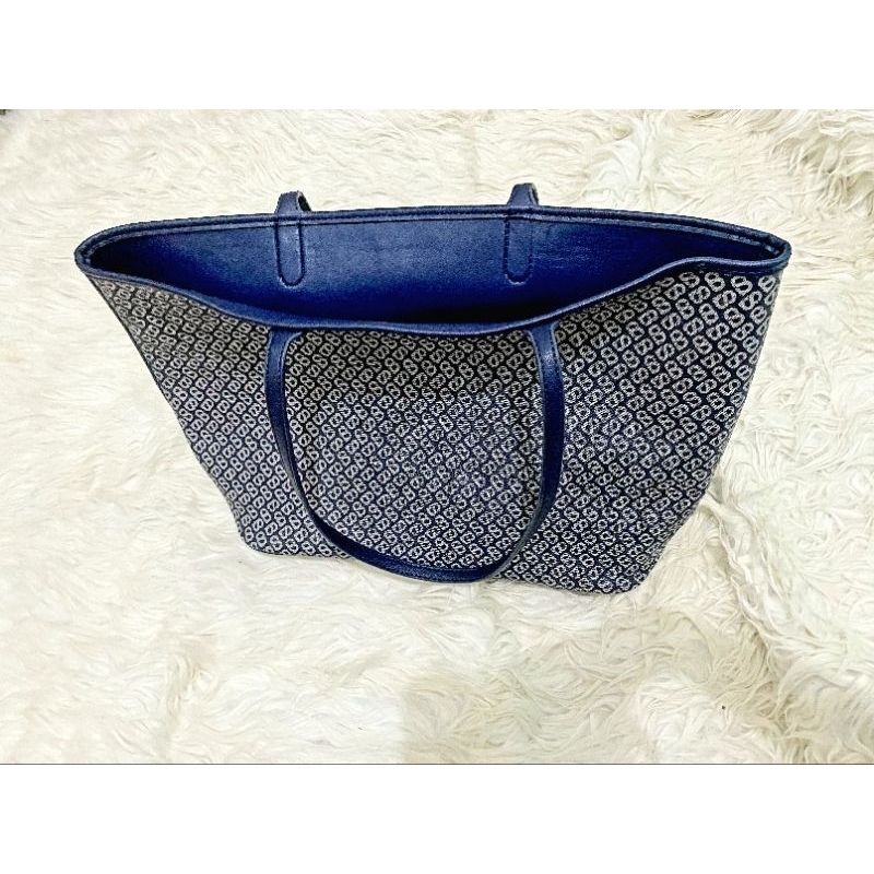 Buttonscarves original