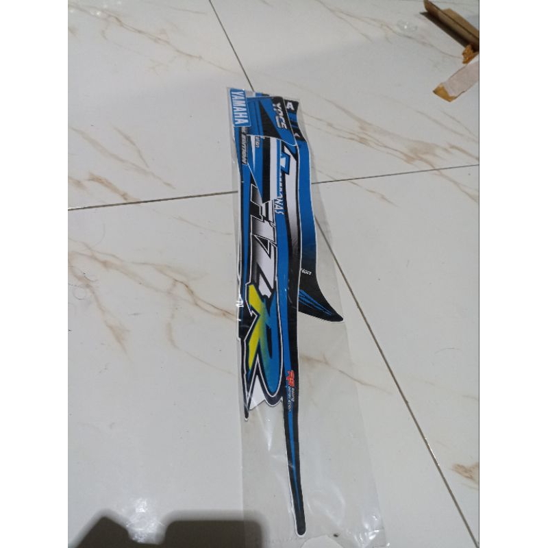 striping sticker yamaha fiz R petronas warna biru