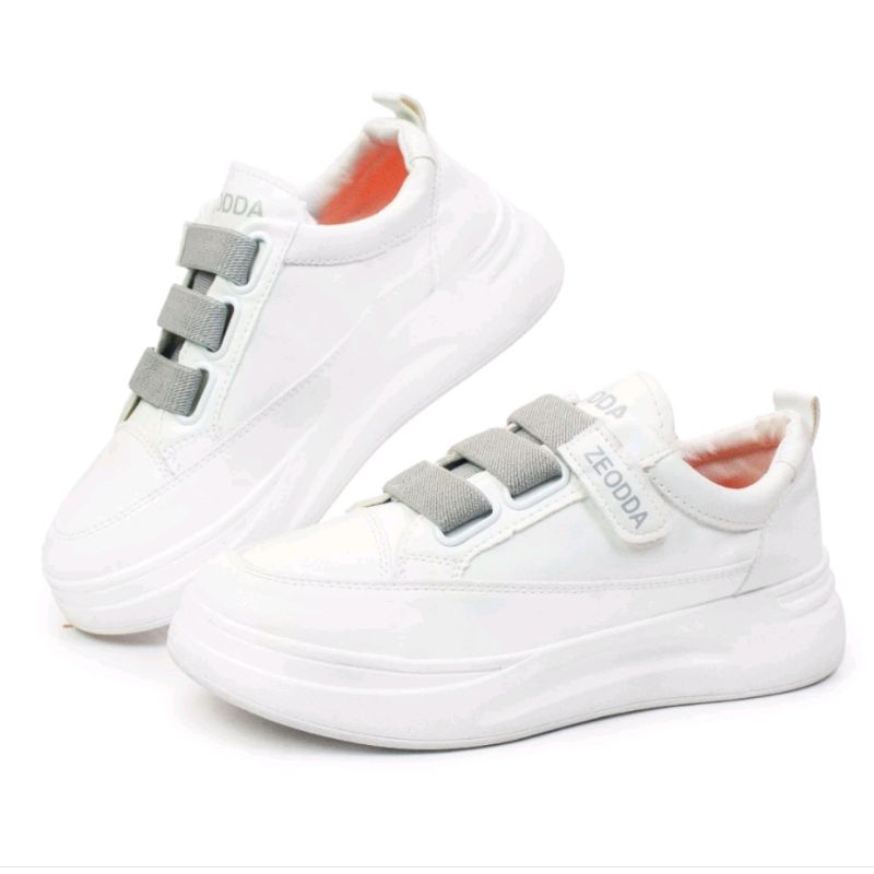 Sepatu casual wanita warna putih