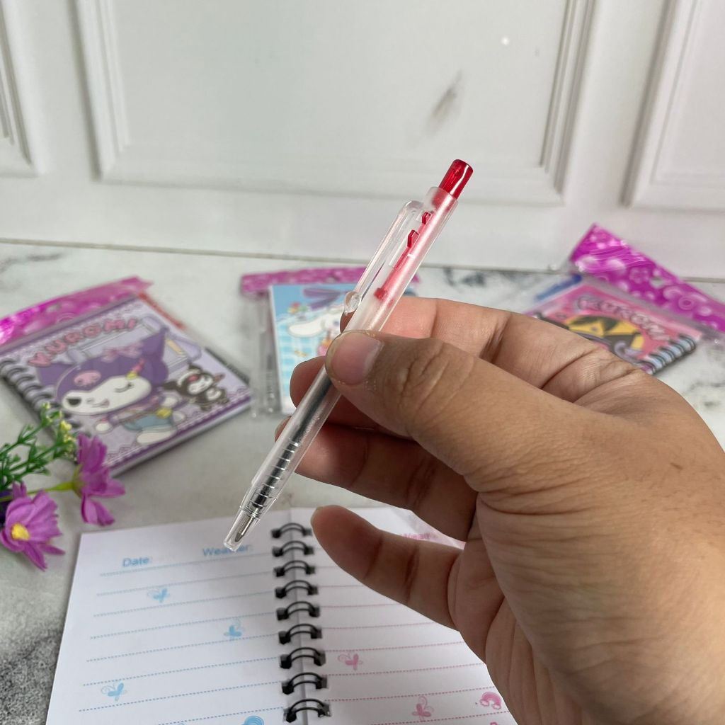 

Buku Binder Sanrio Mini Ukuran A7 + FREE 1 Pulpen Kuromi Cinnamoroll / Buku Spiral SANRIO Ukuran Kecil Kertas Bergaris Dapat 1 Bolpen Alat Tulis Sekolah Anak Stationary Fancy Kekinian Bisa Grosir dan COD Harga Termurah