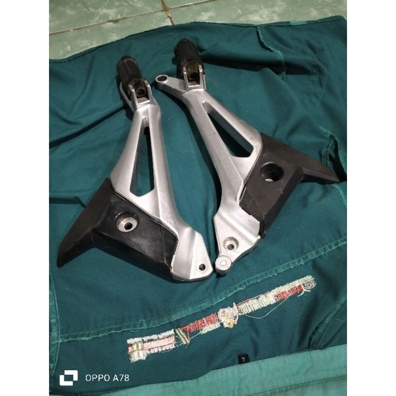 Postep Fotstep Step Pijakan kaki belakang Supra X 125 Batman Revo lama.Original Ahm