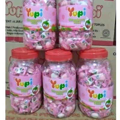 

Yupi strawberry kemasan toples 300g