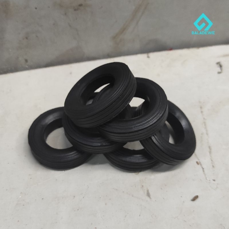 Ban Karet Miniatur Truk Diameter 5,3 Cm