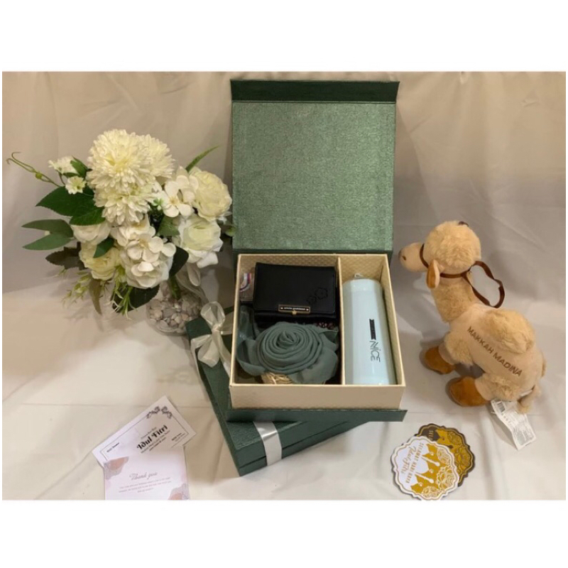 

Hampers lebaran Hijab dompet sajadah tumbler giftuu box hardbox paket silver murah