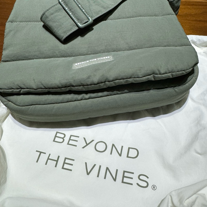 Beyond the vines BTV poofy bag moss (preloved)