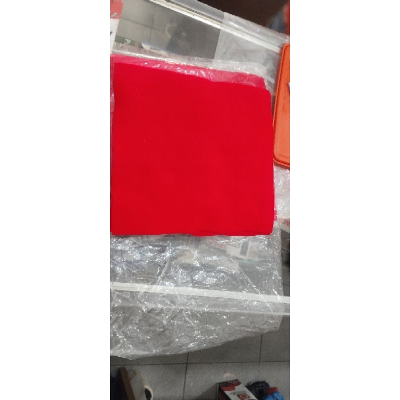 kain panel merah
