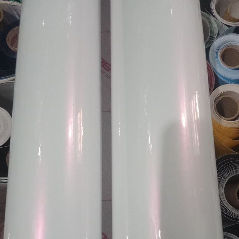 Stiker Scotlet Putih mutiara/putih lembayung