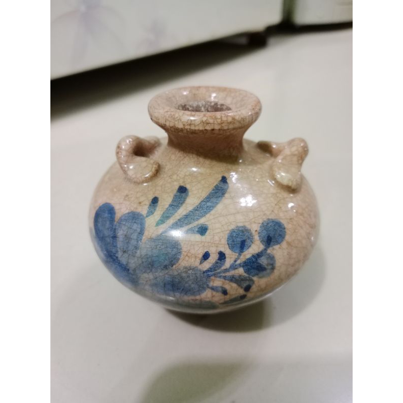 Guci antik china keramik temuan sungai Mahakam.Buli buli kuno mulus